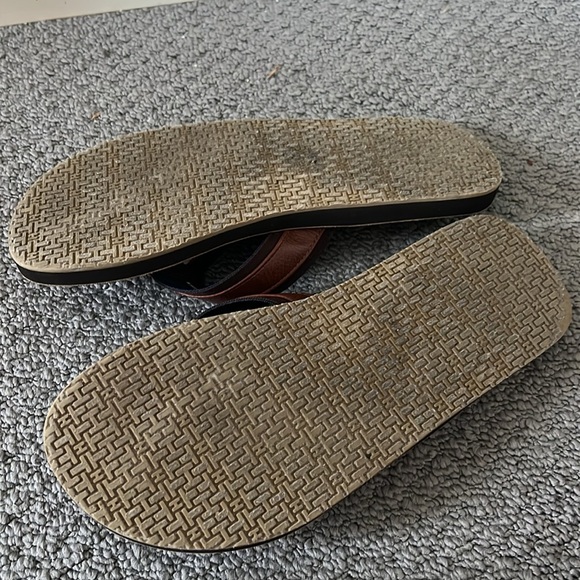 Tommy Hilfiger Men’s Brown Leather flip flops size 10, lightly used. - Picture 4 of 4
